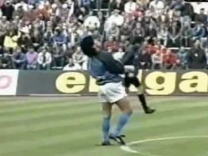 Maradona, i gol più belli con la maglia del Napoli (VIDEO)