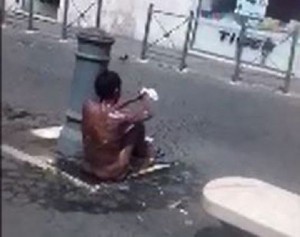 Roma, donna senza vestiti si lava in una fontanella a Largo Argentina
