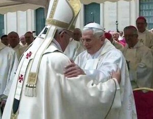 Papa Francesco per la prima volta parla di Ratzinger: "Impersona santità"