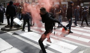 YOUTUBE Parigi: scontri manifestanti-Polizia per Jobs Act