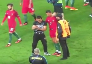 Tifoso corre in campo per selfie, Cristiano Ronaldo lo difende da steward