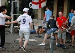 Euro 2016: scontri russi-inglesi a Lille, polizia usa lacrimogeni