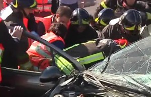 YOUTUBE Taranto, scontro frontale tra 2 auto: morti 5 giovani e un operaio Ilva