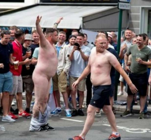 Francia 2016, hooligan inglese si spoglia dopo gli scontri FOTO