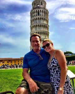 Arnold Schwarzenegger raddrizza la Torre di Pisa 