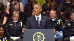 Barack Obama parla a Dallas, la poliziotta...