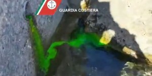 Lecce, acqua fluorescente in mare: scarico illegale scoperto così5