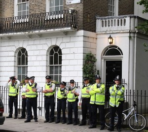 Londra, anarchici protestano davanti casa di Boris Johnson7