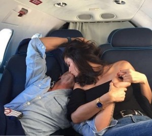 Lapo Elkann e Shermine Sharivar, baci bollenti in aereo FOTO