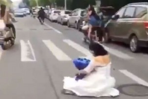 Sposini in viaggio di nozze: scooter salta su dosso6