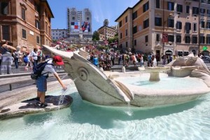 Roma, bagno nella Barcaccia: multa da 450 euro a turista