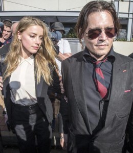 Johnny Depp cambia tatuaggio per Amber Heard: "Feccia"