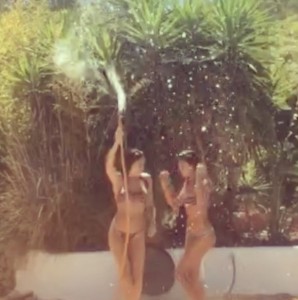 VIDEO Belen e Cecilia Rodriguez: il ballo col tubo della doccia...