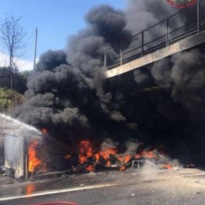 Incidente A1: pullman turisti in fiamme, tutti illesi