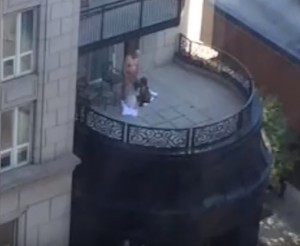 YOUTUBE rapporto a tre su balcone di hotel a Chicago. Video in rete...