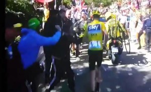 Tour de France, tappa comiche: Froome cade, corre a piedi. Via maglia gialla, anzi no