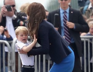 Kate Middleton, piccolo George piange