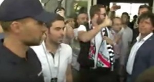 YOUTUBE Gonzalo Higuain all'aeroporto di Torino: pollice in alto e sciarpa Juve