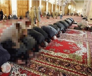 Maiale in moschea dietro fedele che prega. FOTOmontaggio choc
