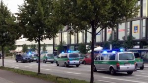 YOUTUBE Monaco di Baviera, le persone in fuga dal centro commerciale