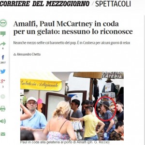 Amalfi, star mimetizzata prende gelato: turisti non si accorgono di...