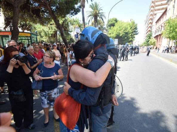 Ilva, il poliziotto che ha sconfitto il cancro e l'abbraccio alla donna che protesta