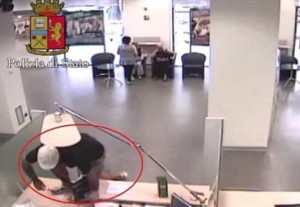 Rapina banca a Milano, clienti lo seguono e lo fanno arrestare VIDEO