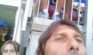 Antonio Conte selfie: ci prova, risultato disastroso FOTO