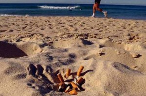 Sigarette, non lasciate i mozziconi in spiaggia: i metalli minacciano il mare