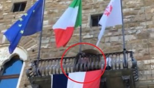 VIDEO Firenze, studente in mutande da Palazzo Vecchio ma...multa alla prof