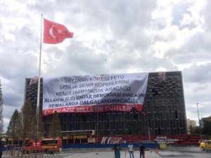 Turchia, Erdogan vieta l'espatrio ai prof. Epurati in 60 mila. "Vi impiccheremo tutti"