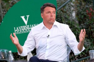 Matteo Renzi contestato alla Versiliana: "Pinocchio"