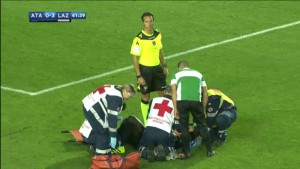 Dramé perde sensi durante Atalanta-Lazio dopo ginocchiata Parolo