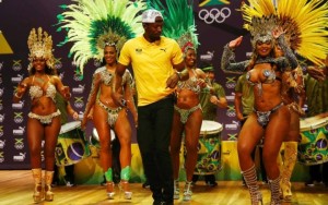 YOUTUBE Rio 2016: Usain Bolt, "trenino" con ballerine samba11