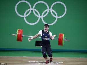 Rio 2016, sollevamento pesi: atleta armeno si spezza gomito1