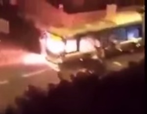 VIDEO YOUTUBE Parigi, danno fuoco a bus gridando "Allahu Akbar"