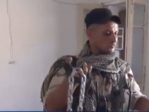 Isis, a Manbij camera delle torture per donne: catene e tubi di metallo