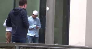 YOUTUBE Musulmano insultato mentre prega: la reazione dei passanti vi sorprenderà