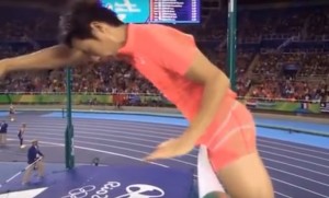 YOUTUBE Rio 2016, Hiroki Ogita salta con l'asta, ma il suo pene...