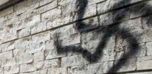 Saronno, 'Hitler capitano': scritte naziste su muri stadio