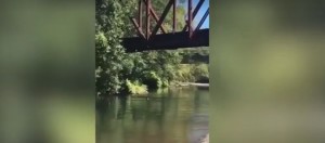 YOUTUBE Getta bimbo di 4 anni giù dal ponte nel fiume