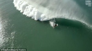 Surfista cavalca onda gigante, drone riprende 6