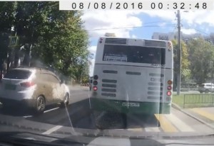  Autospurgo esplode al semaforo: auto ricoperte di feci
