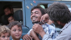 Siria, Manbij liberata Isis: barba tagliata, burka bruciato 