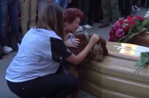 YOUTUBE Terremoto, cane saluta il padrone morto sotto le macerie