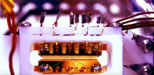 YOUTUBE Computer quantico completamente riprogrammabile con laser