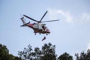 Elicottero porta in salvo 3 turisti intrappolati in una fortezza a Dover