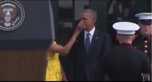 VIDEO YOUTUBE Michelle Obama e il naso del marito Barack: gli toglie...