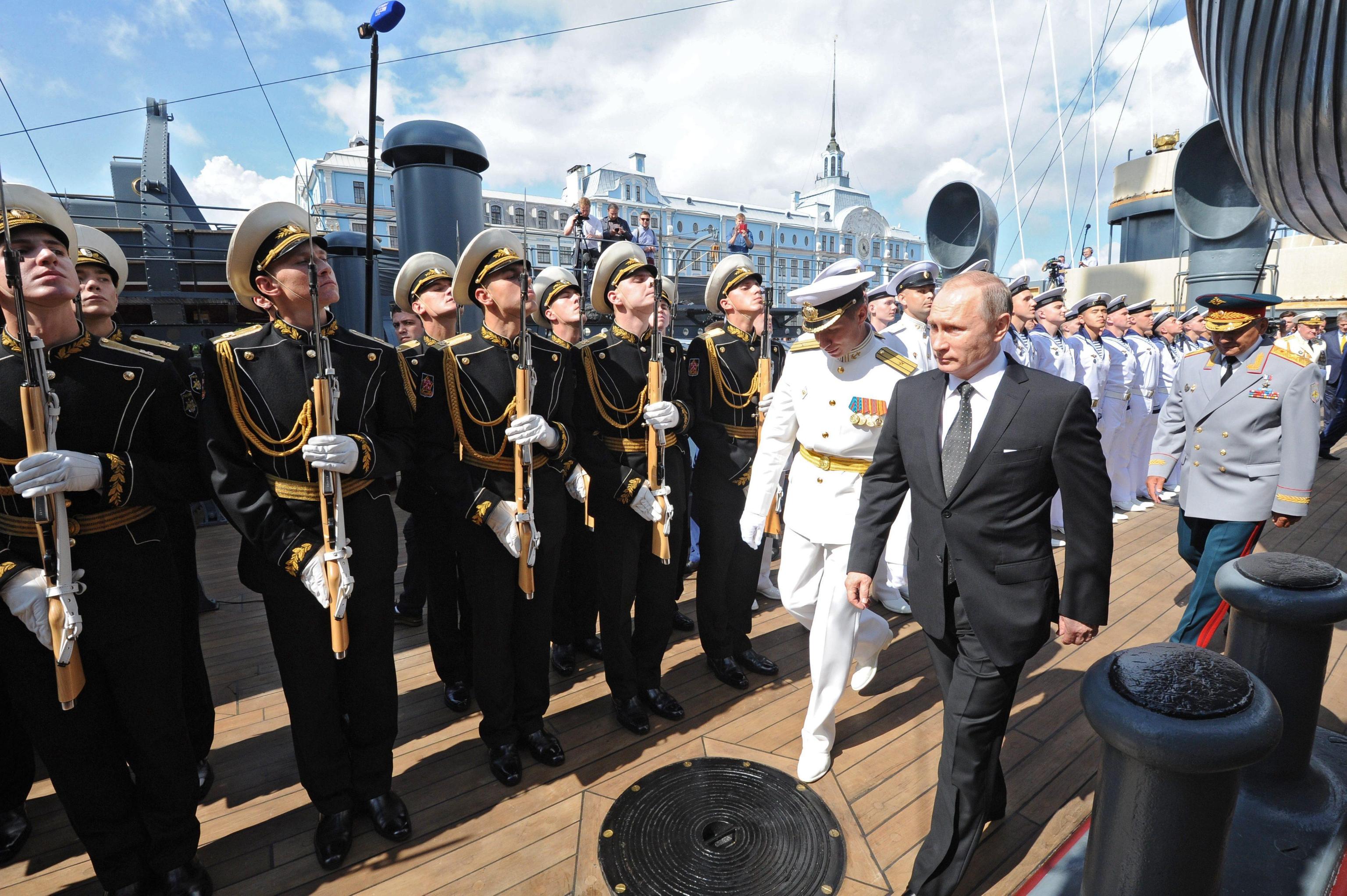 На корабле было 25 человек. Парад военных кораблей день ВМФ В Санкт-Петербурге. Подводная лодка на параде ВМФ.