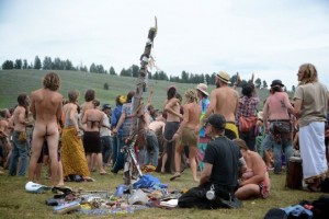 Rainbow Family: 1500 hippie nudi scatenano rivolta a Udine